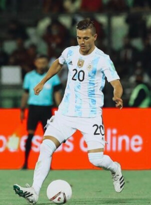 Giovani Lo Celso playing for Argentina in an international match. 